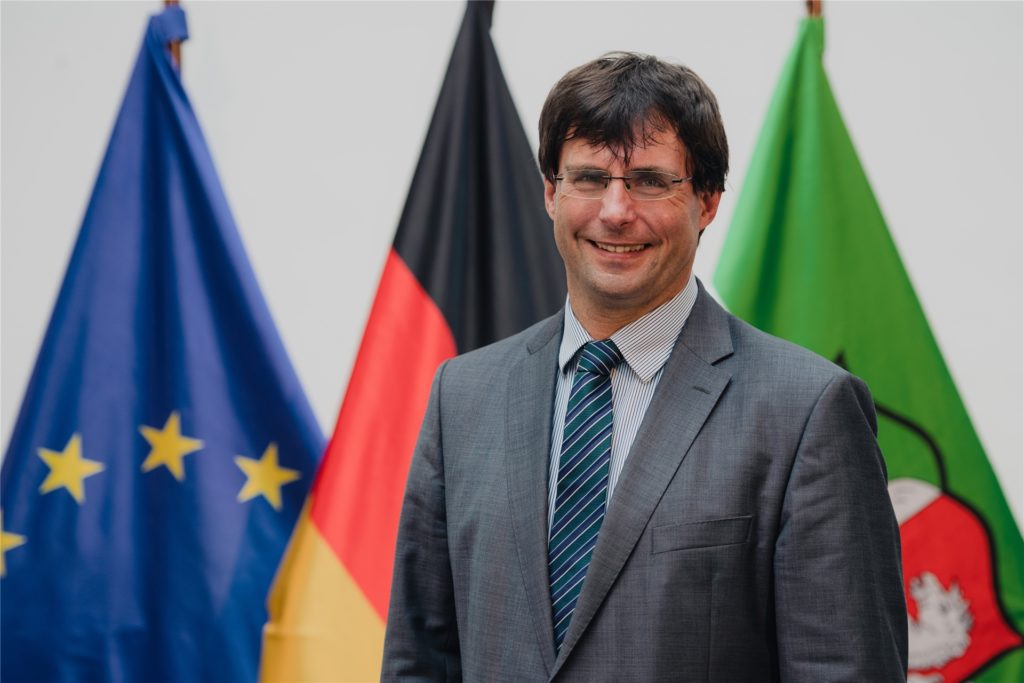 Neuer Finanzminister wird der bisherige CDU-Landtagsabgeordnete Marcus Optendrenk. Neuer Finanzminister wird der bisherige CDU-Landtagsabgeordnete Marcus Optendrenk.