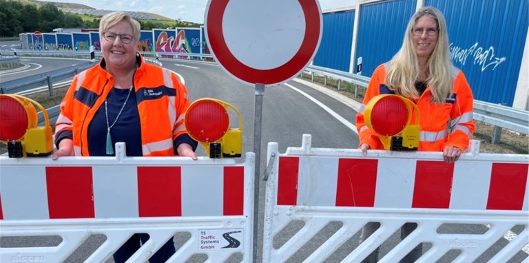 Die A2-Anschlussstelle „Lünen-Süd ist eröffnet. Im Bild: Kathrin Heffe, Leiterin der Außenstelle Bochum der Autobahn Gmbh in Westfalen, und Melanie Nölke aus dem Bereich Bau und Erhaltung (v.l.)