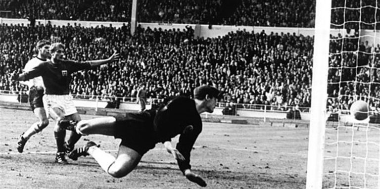 Hans Tilkowski bekam 1966 das Wembley-Tor „eingeschenkt“. 2005 traf der Lüner Peter Wirsching gegen ihn. Der Ball war aber wirklich drin.