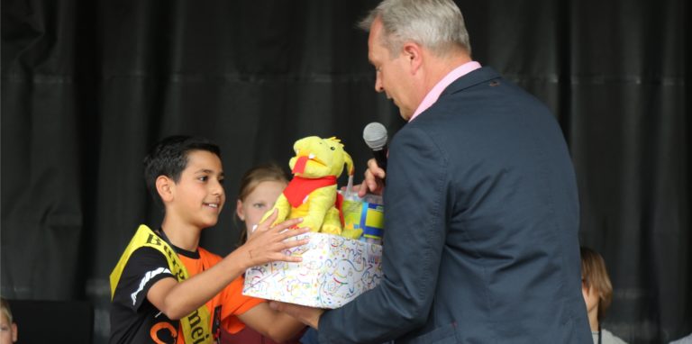 Zur Amtseinführung des Lünopoli-Bürgermeisters brachte Lünens Bürgermeister Jürgen Kleine-Frauns Gastgeschenke mit.