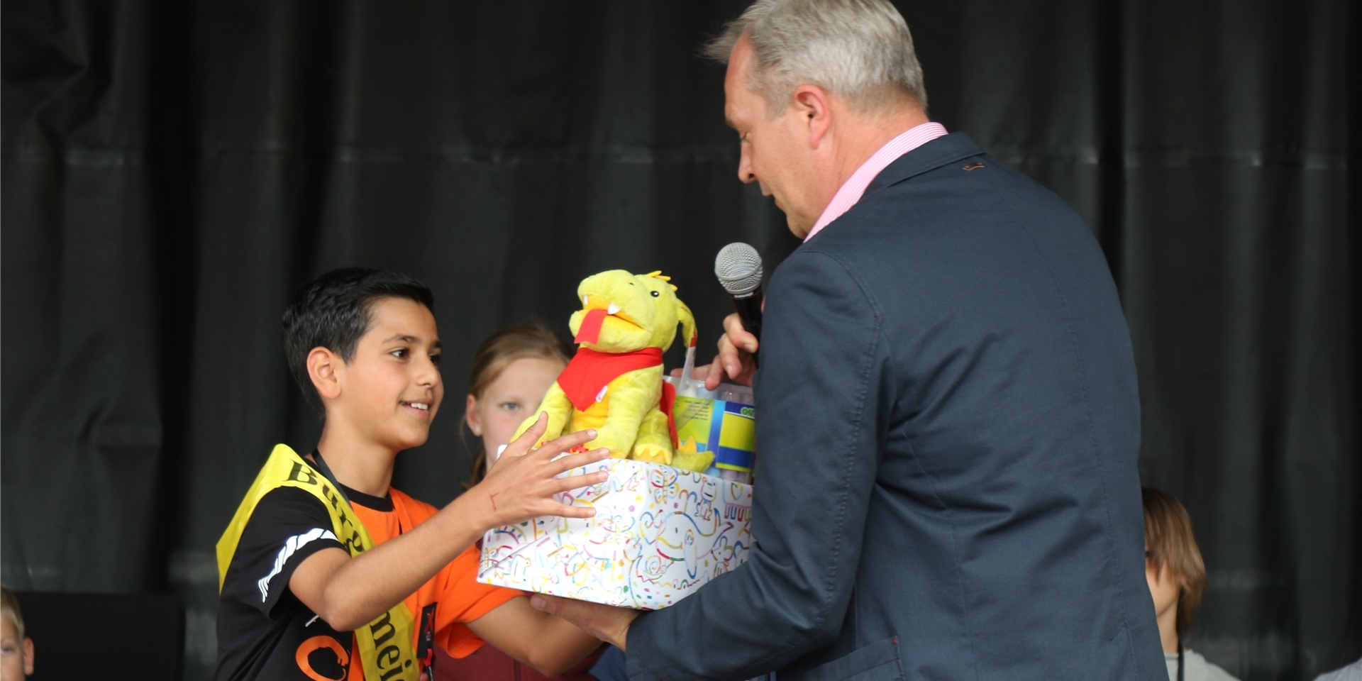 Zur Amtseinführung des Lünopoli-Bürgermeisters brachte Lünens Bürgermeister Jürgen Kleine-Frauns Gastgeschenke mit.