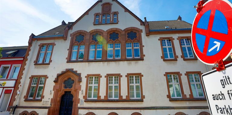 Am Haus der Stadtgeschichte bröckelt die Fassade. Die Stadtverwaltung sperrte deswegen jetzt den Bürgersteig.