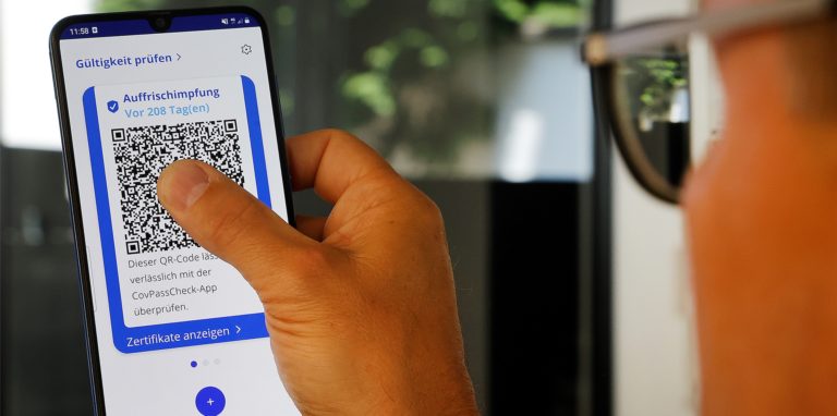 Blick auf die CovPass-App, die anzeigt dass die letzte Auffrischungsimpfung bereits 208 Tage her ist. Was ist jetzt zu tun, damit der Schutz gegen Corona auch vorhanden ist, wenn das Ansteckungsrisiko zum Herbst wieder steigt?