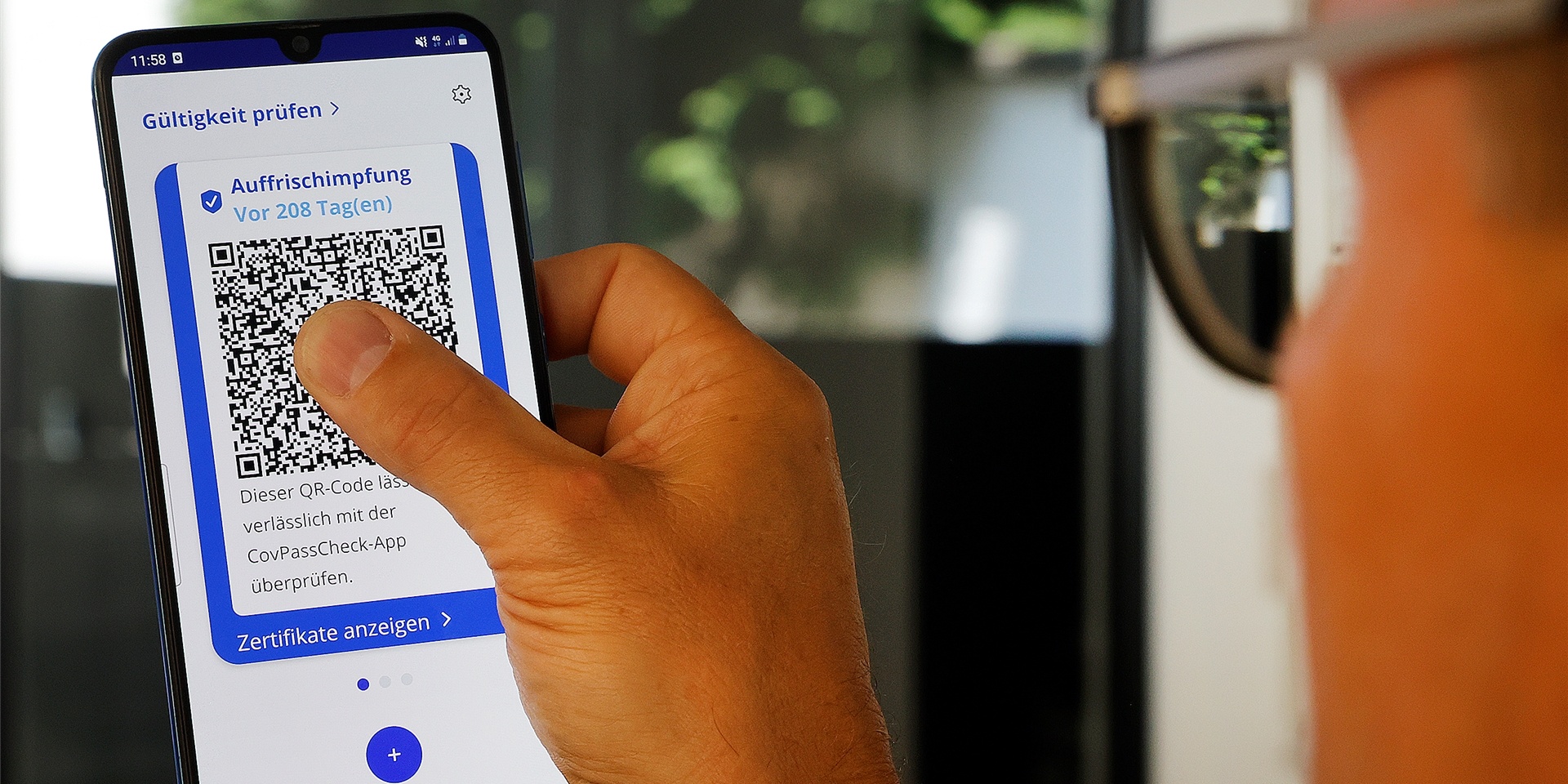 Blick auf die CovPass-App, die anzeigt dass die letzte Auffrischungsimpfung bereits 208 Tage her ist. Was ist jetzt zu tun, damit der Schutz gegen Corona auch vorhanden ist, wenn das Ansteckungsrisiko zum Herbst wieder steigt?