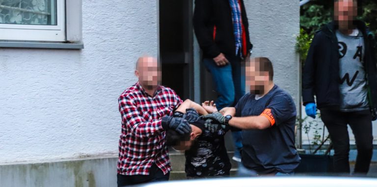Am 15. Juni wird der tatverdächtige G. in Iserlohn von der Polizei überwältigt und festgenommen. Er soll einige Tage zuvor seine Ex-Freundin in Hagen getötet haben. Dazu hätte es eigentlich gar nicht kommen müssen, denn zu dieser Zeit hätte der Mann im Gefängnis sitzen sollen.