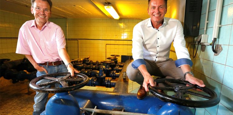 Udo Stuhlmann (l.) und Dietmar Hölting leiten die Gesellschaft „GSW Wasser plus“.  In der Übergabestation an der Hilsingstraße zeigen sie, wie das kostbare Gut nach Kamen kommt und dann ins Rohrnetz gelangt. Das Wassernetz in Kamen, Bergkamen und Bönen ist 547 Kilometer lang.