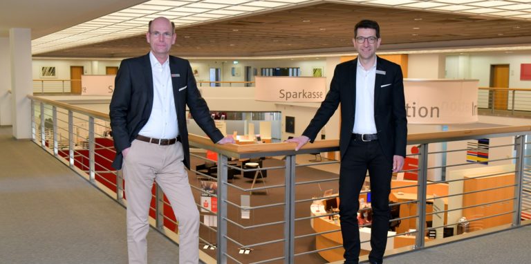 Seit Anfang dieses Jahres führen Heiko Rautert (r.)  als Vorstandsvorsitzender der Sparkasse an der Lippe und Vorstand Martin Abdinghoff die Geschäfte des Geldinstituts. Ende 2020 war der frühere Vorstandschef Thomas Lohmann in den Ruhestand gegangen.