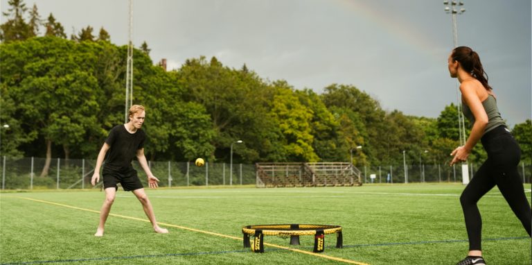 Spikeball. Anders, sportlich, herausfordernd, witzig.