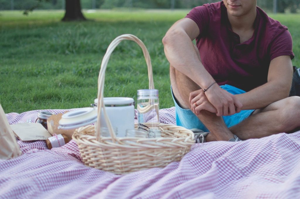 Ein Picknickkorb ist schnell gepackt, doch was sollte am besten alles rein?