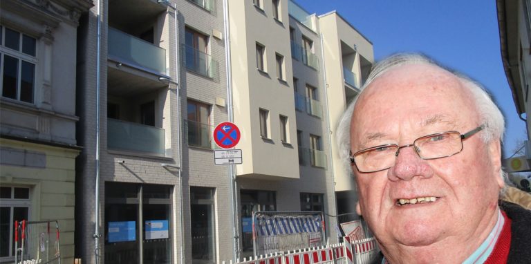 Die Villa Möcking an der Nordstraße strebt der Fertigstellung entgegen.  Ortsheimatpfleger Karl-Heinz Stoltefuß vermisst die alte Architektur. „Man sollte bei Neubauten viel mehr historische Elemente aufgreifen.“
