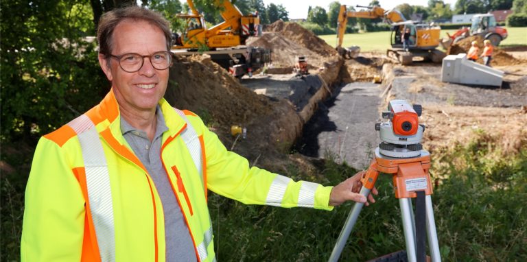 Chefplaner Jürgen Busch vor dem neuen Flussbett des Barenbachs. Der kleine Wasserlauf wird unter der Südkamener Spange hergeführt.