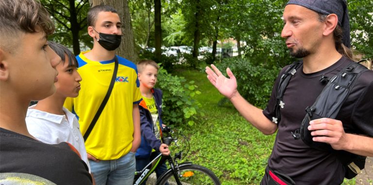 Kai Täuber geht auf große Tour. Seine Schüler und Schülerinnen der Hauptschule Kamen fiebern mit, wenn er jeden Tag eine neue Etappe meistern will.