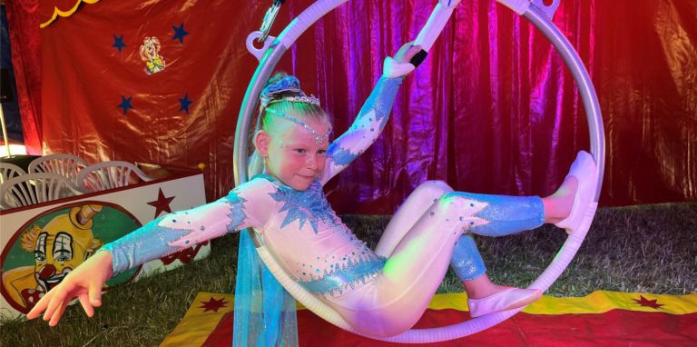 Selbst die sechsjährige Sarah Sarelli zeigt, was sie kann. Beim Familiencircus ist dem Nachwuchs das Talent fast schon in die Wiege gelegt. Es braucht aber auch viel Training.