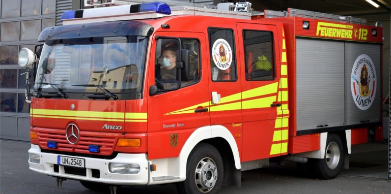15 Einsatzkräfte der Feuerwehr rückten schon am frühen Freitagmorgen zur Kreisstraße in Lünen aus.