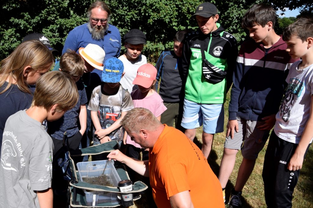 Sascha Pasternack, Jugendvorsitzender beim ASV Langschede-Ruhr, zeigt den Ferienspaß-Teilnehmern, wie viele Kleinlebewesen in einer kleinen menge Ruhrwasser zu finden sind. Sascha Pasternack, Jugendvorsitzender beim ASV Langschede-Ruhr, zeigt den Ferienspaß-Teilnehmern, wie viele Kleinlebewesen in einer kleinen menge Ruhrwasser zu finden sind.