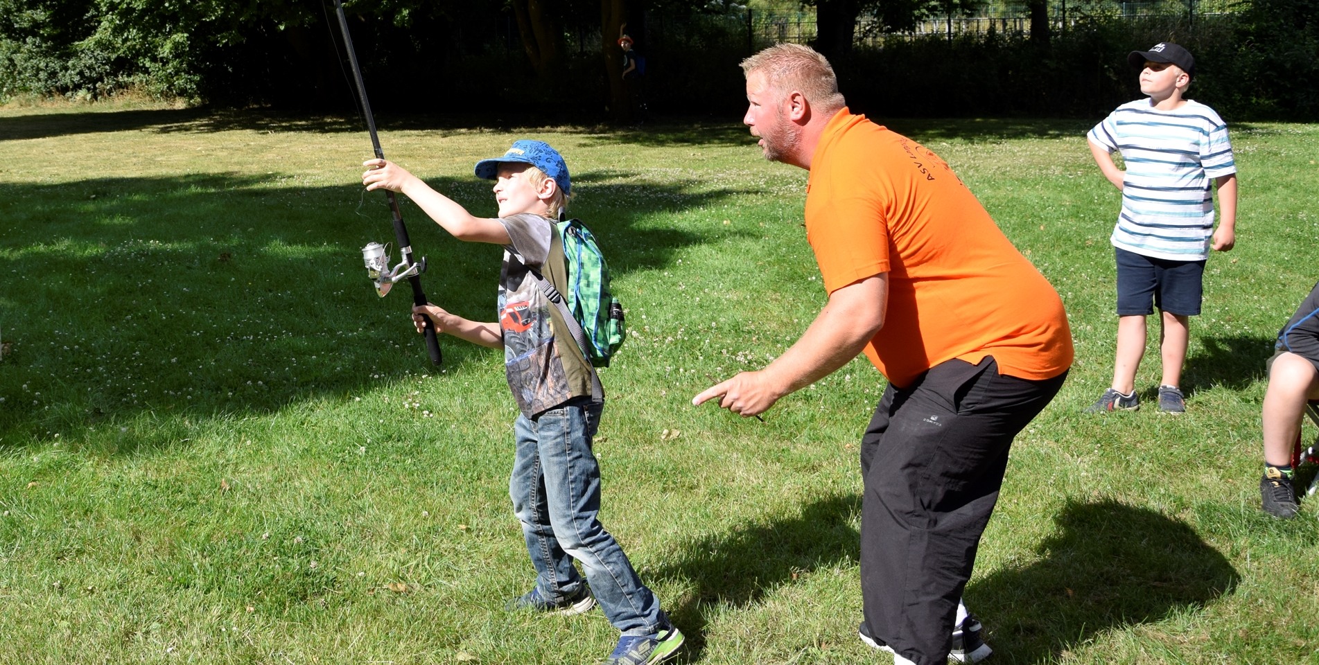 Julian (7) beweist bei einer Wurfübung auf der Wiese am Sportplatz sein Können. Die Ferienspaß-Teilnehmer lernten beim ASV Langschede-Ruhr, dass sie beim Angeln möglichst genau immer dieselbe Stelle im Wasser treffen müssen.
