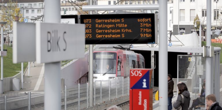 Düsseldorf: Eine U-Bahn befährt die Wehrhahnlinie in Düsseldorf-Bilk.