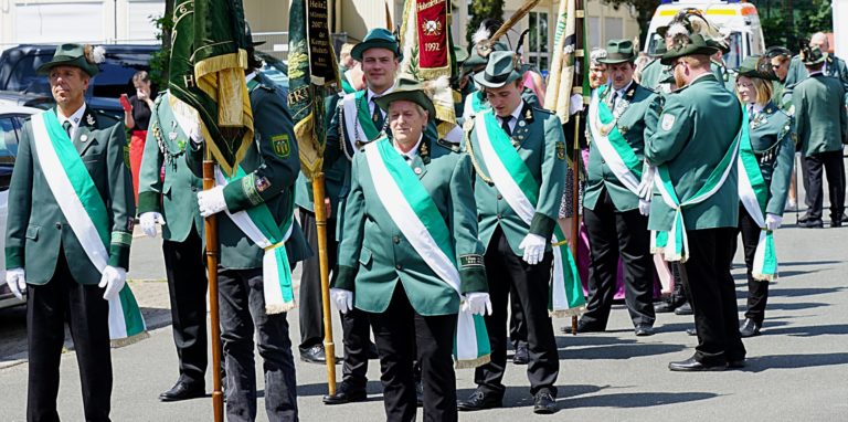 Aufstellung zum Ausmarsch – im Ersatzprogramm für das „richtige“ Schützenfest durfte auch ein kleiner Festumzug nicht fehlen.