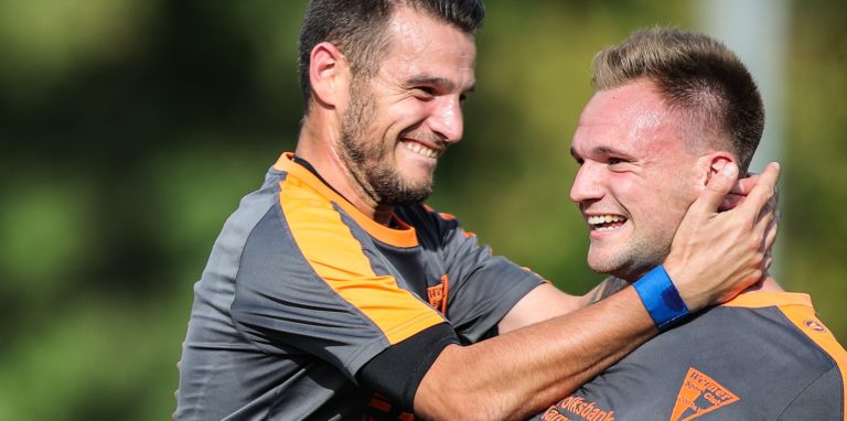Jannik Prinz (r.) jubelt mit Daniel Durkalic. In der vergangenen Saison war er mit zehn Toren bester Torschütze beim Werner SC.