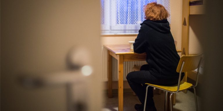 Eine Frau blickt in einem Frauenhaus aus dem Fenster. (Symolbild)