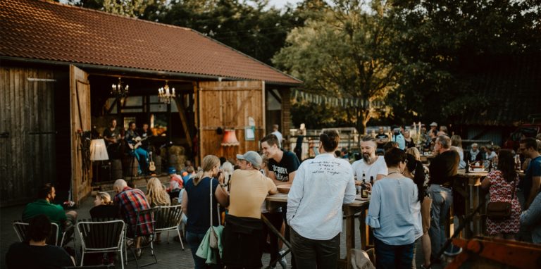 Bereits 2018 spielten die Empty Barrels auf dem Hof. Auch beim diesjährigen Sommerfest sind sie dabei.