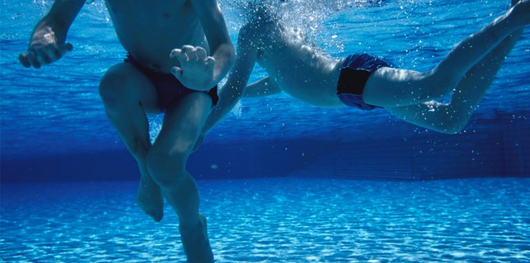Blick auf Menschen im Pool mit einer Unterwasserkamera