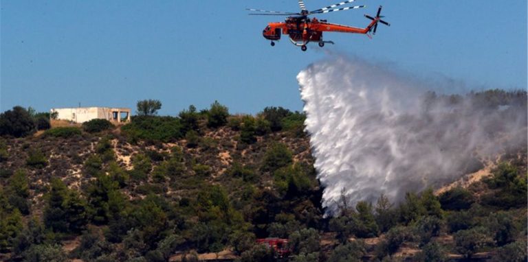 Ein Löschhubschrauber löscht einen Waldbrand in Griechenland.
