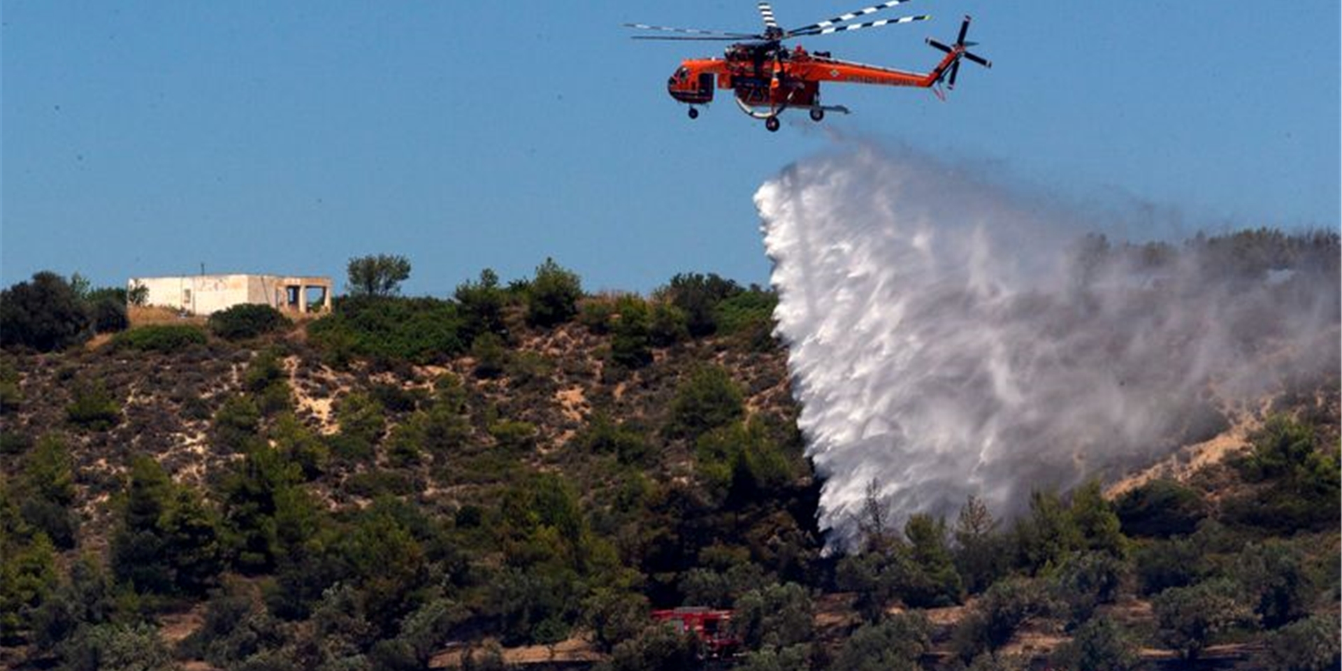Ein Löschhubschrauber löscht einen Waldbrand in Griechenland.