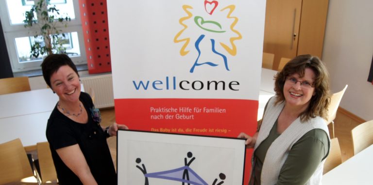 Maria Luckow (l.) und Birgit Tillmann gehören zum Schwerter Netz für Jugend und Familie, das Träger des Projektes „wellcome“ ist. Für Fröndenberg und Holzwickede werden neue Ehrenamtliche gesucht.