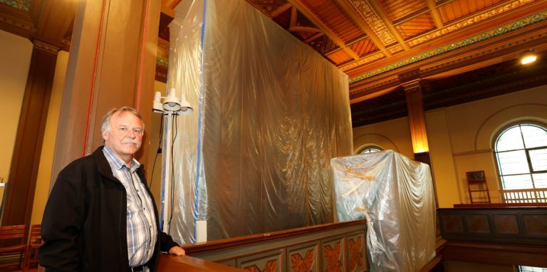 Baukirchmeister Max Pasalk in der Pauluskirche, in der die Orgel luftdicht verpackt wurde. Sie darf bei den bevorstehenden Renovierung der Kirche nicht beschädigt werden.