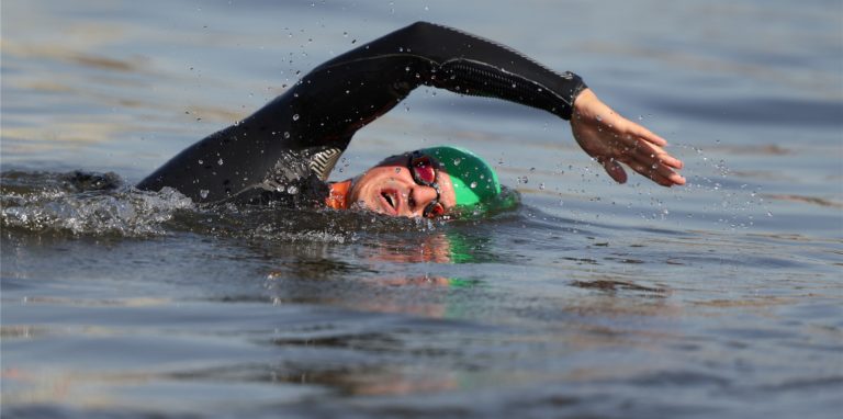 Langstreckenschwimmer Joseph Heß schwimmt im Rhein in Düsseldorf.