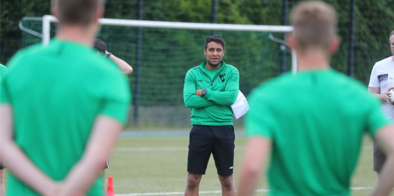 Sanmi Ojo und sein Team stehen vor dem ersten offiziellen Testspiel.