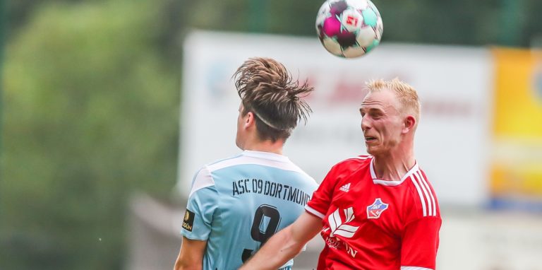 Spieler des ASC 09 und des TuS Bövinghausen gehen zum Kopfballduell.