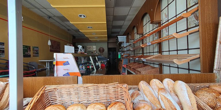 Brötchen und andere Backwaren, die noch im Schaufenster liegen, kündigen von der plötzlichen Geschäftsaufgabe der Bäckerei Albert an der Märkischen Straße.