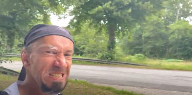 „What`s up, Hamburg!“ Kamens laufender Lehrer Kai Täuber freut sich, die erste große Stadt erreicht zu haben: Hamburg. Einige hundert Kilometer hat er nun schon absolviert.