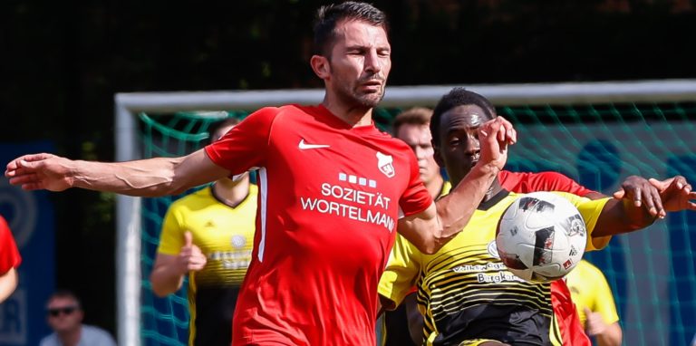 Ein Spieler des Kirchhörder SC geht zum Zweikampf.