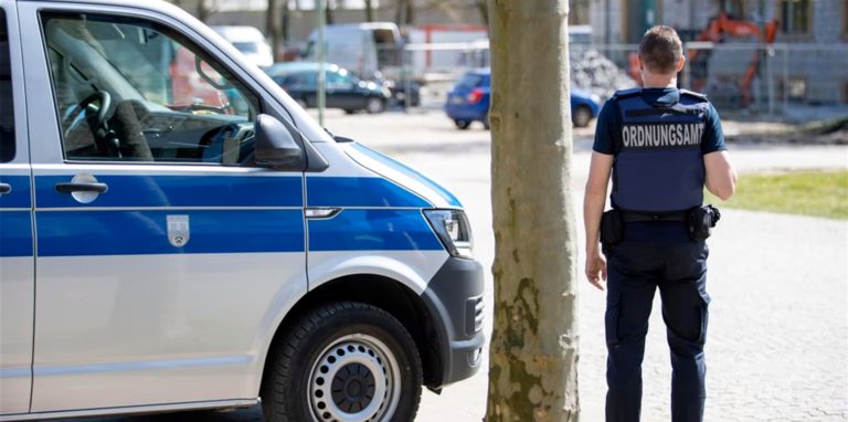 Ordnungsamt-Mitarbeiter und Fahrzeug