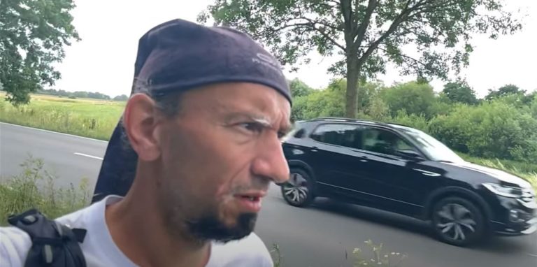 Kai Täuber im Kampfmodus: Immer entlang an niedersächsischen Bundesstraßen, wo Autofahrer bei hoher Geschwindigkeit Überholmanöver starten.