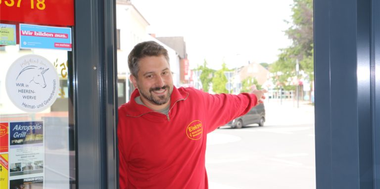 David Drüker vom Elektobetrieb Drüker hat vom Laden aus einen guten Blick auf den Dorfkern. Der Elektro-Fachmann: „Das Dorf ist nicht so schlecht, als dass wir dafür nicht alles in die Waagschale werfen müssen.“