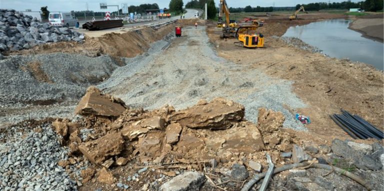 Baumaschinen arbeiten an der A1 bei Erftstadt, um die weggespülte Fahrbahn wieder aufzubauen.
