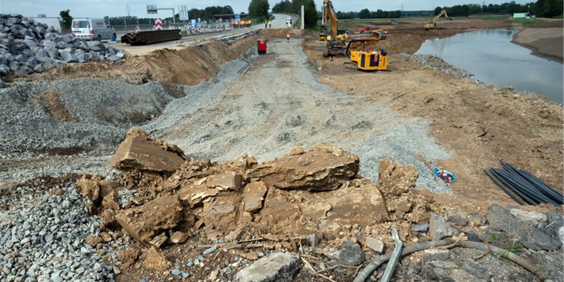 Baumaschinen arbeiten an der A1 bei Erftstadt, um die weggespülte Fahrbahn wieder aufzubauen.