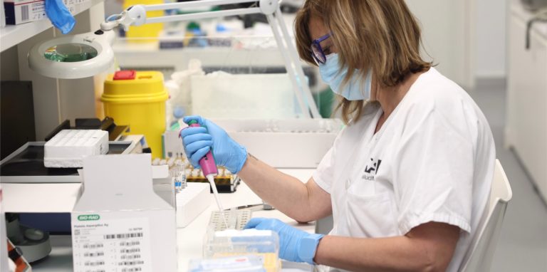Eine Labortechnikerin arbeitet mit PCR-Tests im mikrobiologischen Labor des öffentlichen Krankenhauses Gregorio Maranon in Madrid.