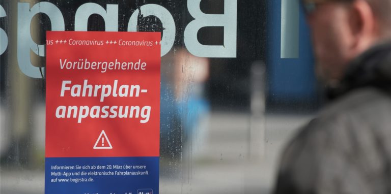 Die Bochum-Gelsenkirchener Straßenbahnen AG (Bogestra) macht an einer Bushaltestelle mit einem Aushang auf die Fahrplananpassung aufmerksam.Ausfälle der Züge angezeigt werden.