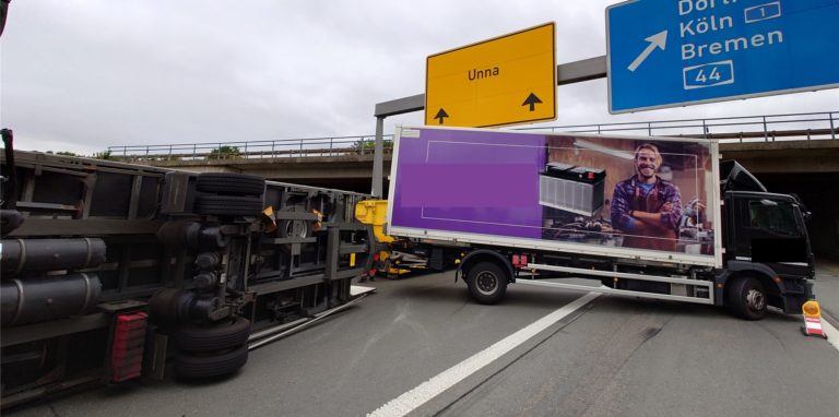 Unfall mit Folgen: Der Anhänger dieses Lastwagens kippte am Montag (11. Juli) im Autobahnkreuz Unna-Ost auf die Seite.