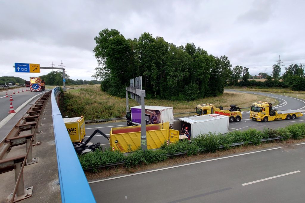 Vier Stunden lang musste die Zufahrt zum B233-Zubringer gesperrt bleiben. Die Ladung des Autozulieferers wurde in einen Container umgeladen. Vier Stunden lang musste die Zufahrt zum B233-Zubringer gesperrt bleiben. Die Ladung des Autozulieferers wurde in einen Container umgeladen.