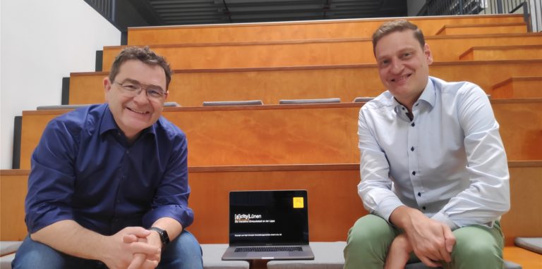 Ingo Kaiser (li.) will mit seinem Unternehmen Late Night Concepts einen virtuellen Rundgang durch die Geschäfte der Lüner Innenstadt ermöglichen. Gregor Spanke als Smart-City-Koordinator will vonseiten der Stadt unterstützen.