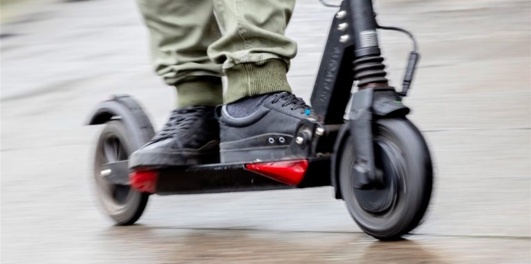 Der Fahrer eines E-Scooters stürzte, weil er in Hörde einem Auto ausweichen musste.