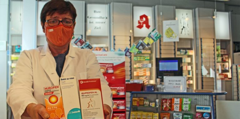 Heike Nickolay hat noch Fieber-Saft für Kinder auf Lager. Grundsätzlich sei der Lieferverkehr aber gestört, sagt sie.