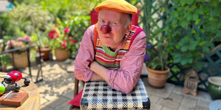 Viel von der Clown-Philosophie hilft auch im Privatleben, weiß Bernd Witte alias Clown „Knolle“ aus Schwerte: nicht mehr so schüchtern zu sein, zum Beispiel.