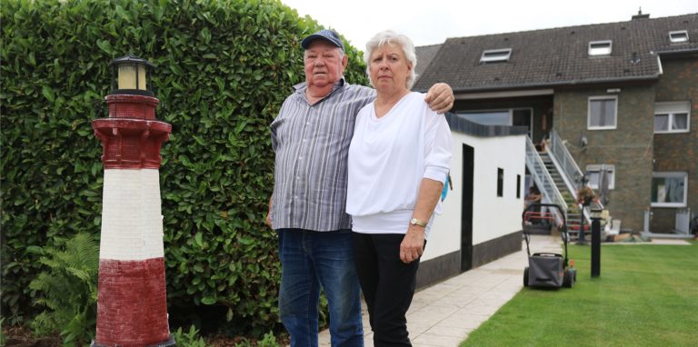 Maria Dunkel (r) steht mit ihrem Mann Ulrich im Garten ihres Hauses im Ortsteil Blessem.
